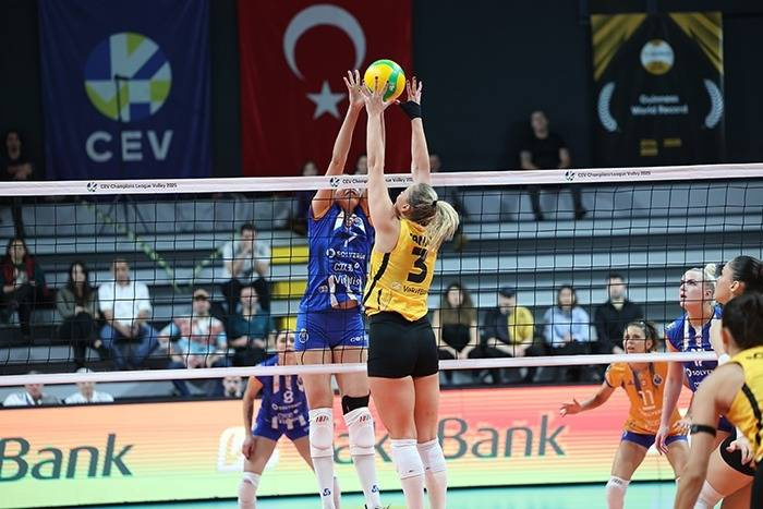 Cansu Özbay'ın dönüşü muhteşem oldu. Büyüledi - Fotoğraf: 4